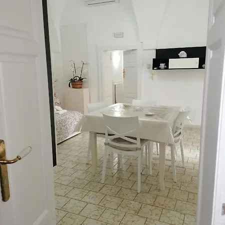 Bianca Floreale Ostuni